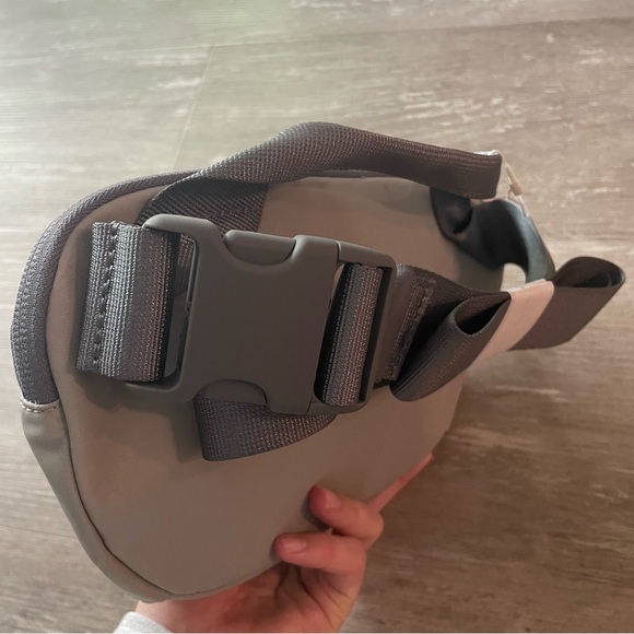 NWT Lululemon All Day Essentials Belt Bag 2.5L in Silver Drop/Asphalt Grey - Picture 12 of 13